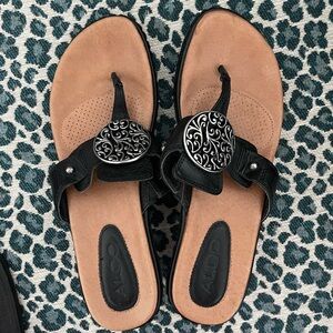 EUC Aldo size 7 black leather sandals